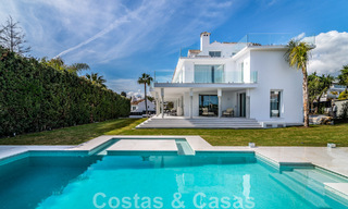 Villa de lujo única en venta en un estilo arquitectónico moderno y andaluz, con vistas al mar, a poca distancia de Puerto Banús, Marbella 45844 