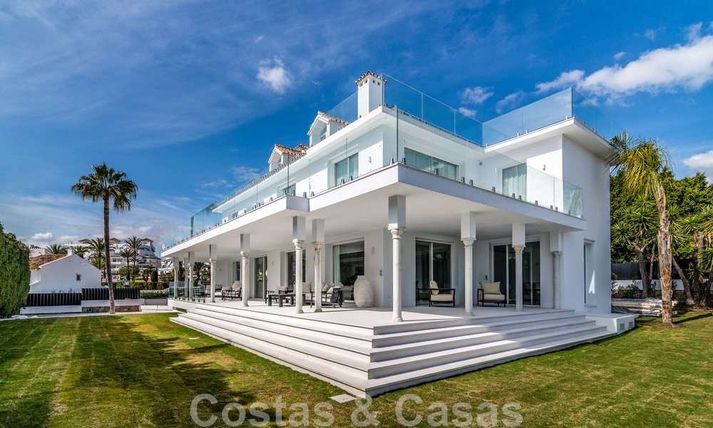 Villa de lujo única en venta en un estilo arquitectónico moderno y andaluz, con vistas al mar, a poca distancia de Puerto Banús, Marbella 45846