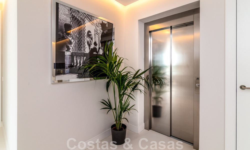 Villa de lujo única en venta en un estilo arquitectónico moderno y andaluz, con vistas al mar, a poca distancia de Puerto Banús, Marbella 45847