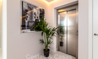 Villa de lujo única en venta en un estilo arquitectónico moderno y andaluz, con vistas al mar, a poca distancia de Puerto Banús, Marbella 45847 