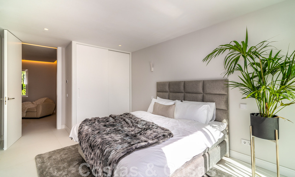 Villa de lujo única en venta en un estilo arquitectónico moderno y andaluz, con vistas al mar, a poca distancia de Puerto Banús, Marbella 45849