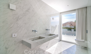 Villa de lujo única en venta en un estilo arquitectónico moderno y andaluz, con vistas al mar, a poca distancia de Puerto Banús, Marbella 45854 