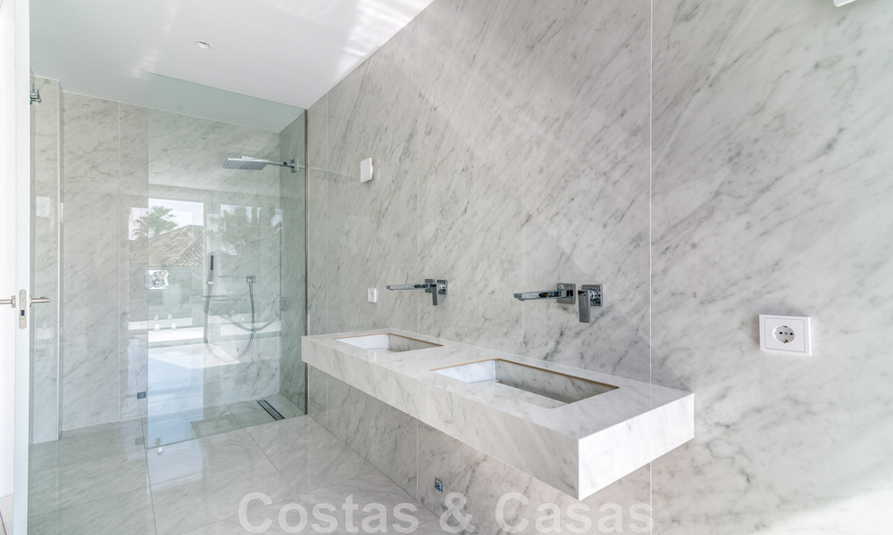 Villa de lujo única en venta en un estilo arquitectónico moderno y andaluz, con vistas al mar, a poca distancia de Puerto Banús, Marbella 45855