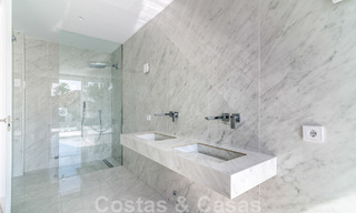 Villa de lujo única en venta en un estilo arquitectónico moderno y andaluz, con vistas al mar, a poca distancia de Puerto Banús, Marbella 45855 