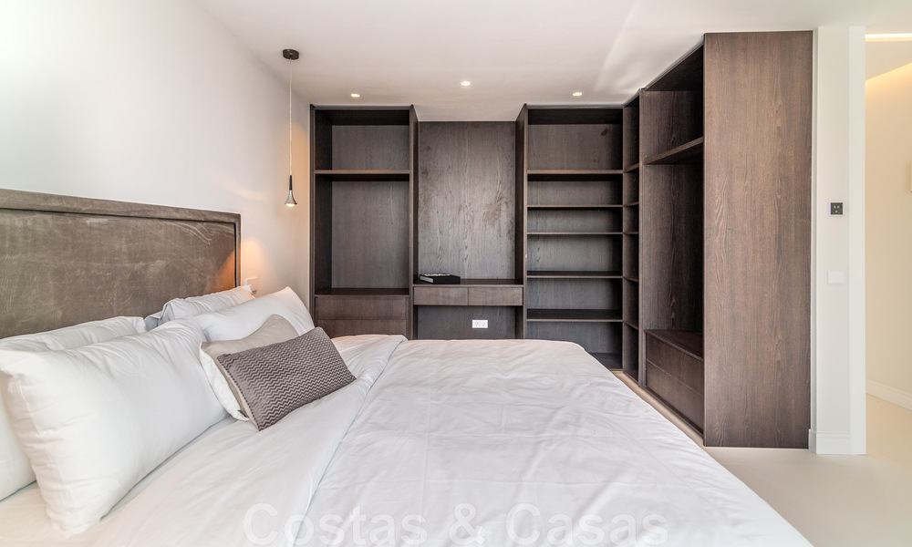 Villa de lujo única en venta en un estilo arquitectónico moderno y andaluz, con vistas al mar, a poca distancia de Puerto Banús, Marbella 45857