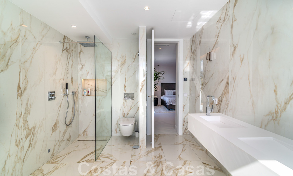 Villa de lujo única en venta en un estilo arquitectónico moderno y andaluz, con vistas al mar, a poca distancia de Puerto Banús, Marbella 45860