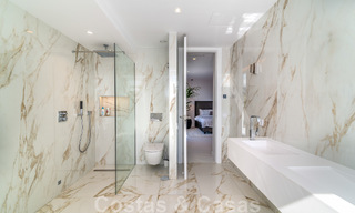 Villa de lujo única en venta en un estilo arquitectónico moderno y andaluz, con vistas al mar, a poca distancia de Puerto Banús, Marbella 45860 