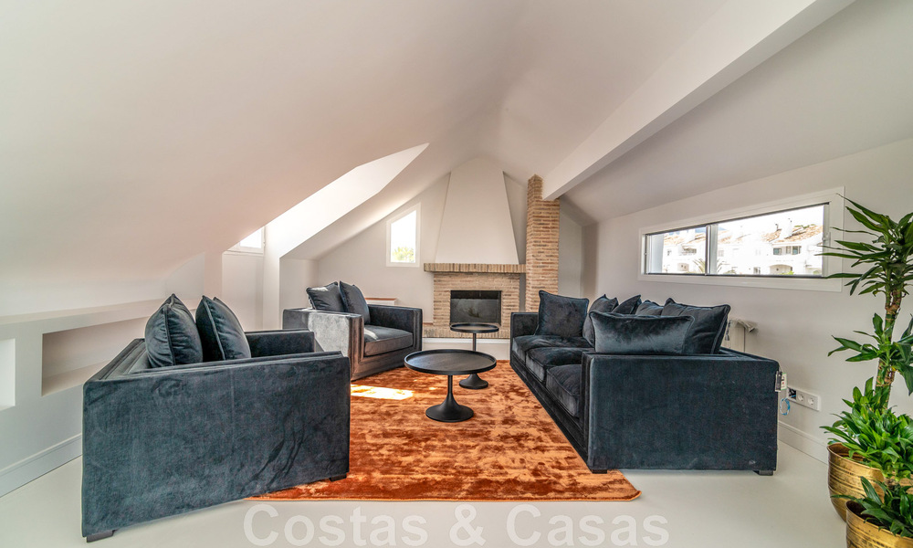 Villa de lujo única en venta en un estilo arquitectónico moderno y andaluz, con vistas al mar, a poca distancia de Puerto Banús, Marbella 45861