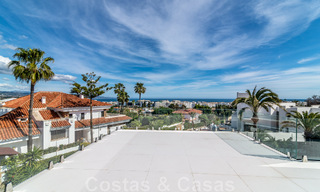 Villa de lujo única en venta en un estilo arquitectónico moderno y andaluz, con vistas al mar, a poca distancia de Puerto Banús, Marbella 45862 