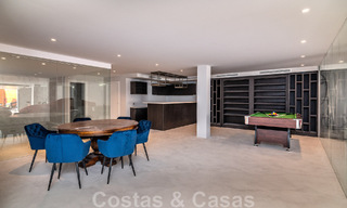 Villa de lujo única en venta en un estilo arquitectónico moderno y andaluz, con vistas al mar, a poca distancia de Puerto Banús, Marbella 45865 