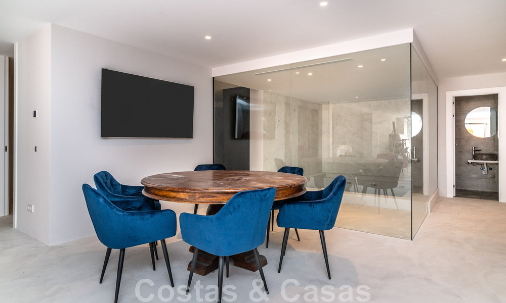 Villa de lujo única en venta en un estilo arquitectónico moderno y andaluz, con vistas al mar, a poca distancia de Puerto Banús, Marbella 45866