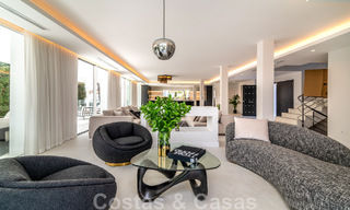Villa de lujo única en venta en un estilo arquitectónico moderno y andaluz, con vistas al mar, a poca distancia de Puerto Banús, Marbella 45869 