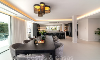 Villa de lujo única en venta en un estilo arquitectónico moderno y andaluz, con vistas al mar, a poca distancia de Puerto Banús, Marbella 45872 