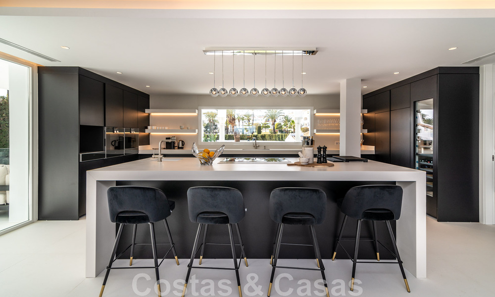 Villa de lujo única en venta en un estilo arquitectónico moderno y andaluz, con vistas al mar, a poca distancia de Puerto Banús, Marbella 45873