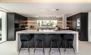 Villa de lujo única en venta en un estilo arquitectónico moderno y andaluz, con vistas al mar, a poca distancia de Puerto Banús, Marbella 45873 