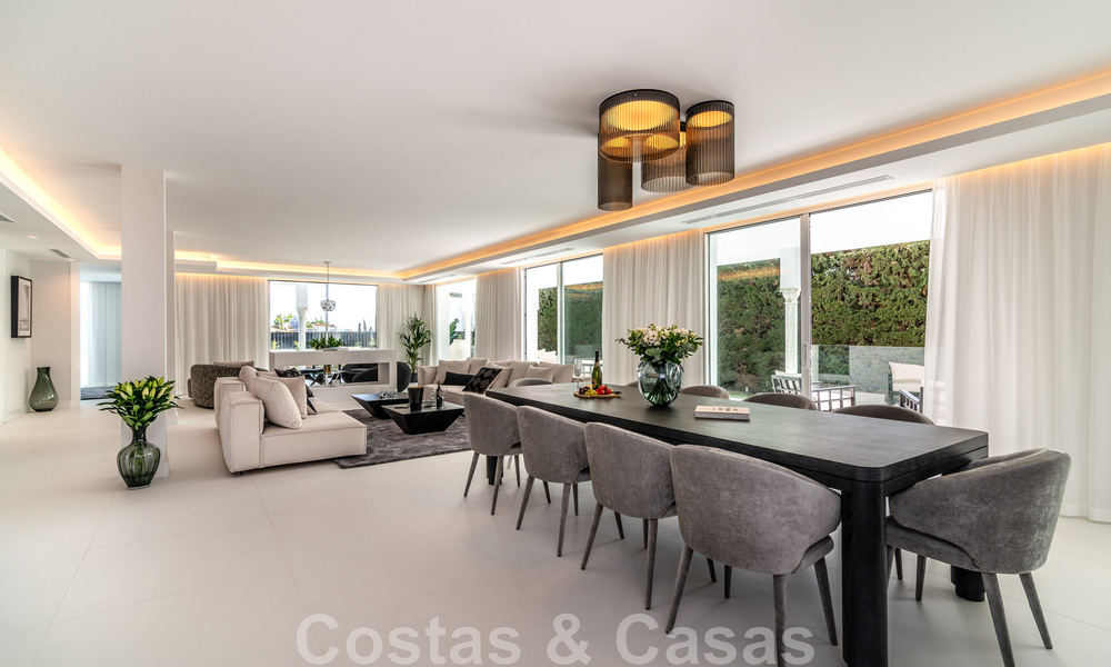 Villa de lujo única en venta en un estilo arquitectónico moderno y andaluz, con vistas al mar, a poca distancia de Puerto Banús, Marbella 45875