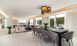 Villa de lujo única en venta en un estilo arquitectónico moderno y andaluz, con vistas al mar, a poca distancia de Puerto Banús, Marbella 45875 