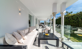Villa de lujo única en venta en un estilo arquitectónico moderno y andaluz, con vistas al mar, a poca distancia de Puerto Banús, Marbella 45877 