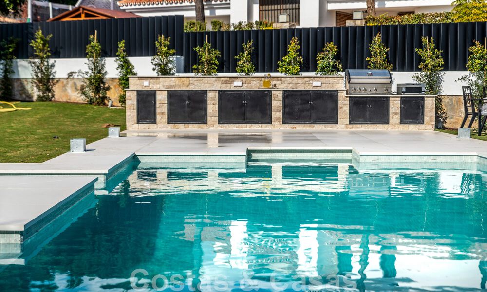 Villa de lujo única en venta en un estilo arquitectónico moderno y andaluz, con vistas al mar, a poca distancia de Puerto Banús, Marbella 45878