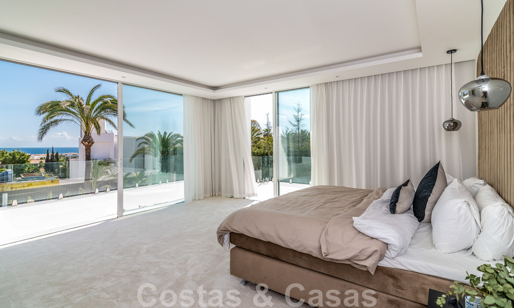 Villa de lujo única en venta en un estilo arquitectónico moderno y andaluz, con vistas al mar, a poca distancia de Puerto Banús, Marbella 45880