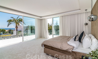Villa de lujo única en venta en un estilo arquitectónico moderno y andaluz, con vistas al mar, a poca distancia de Puerto Banús, Marbella 45880 