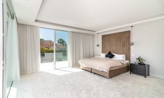 Villa de lujo única en venta en un estilo arquitectónico moderno y andaluz, con vistas al mar, a poca distancia de Puerto Banús, Marbella 45881 