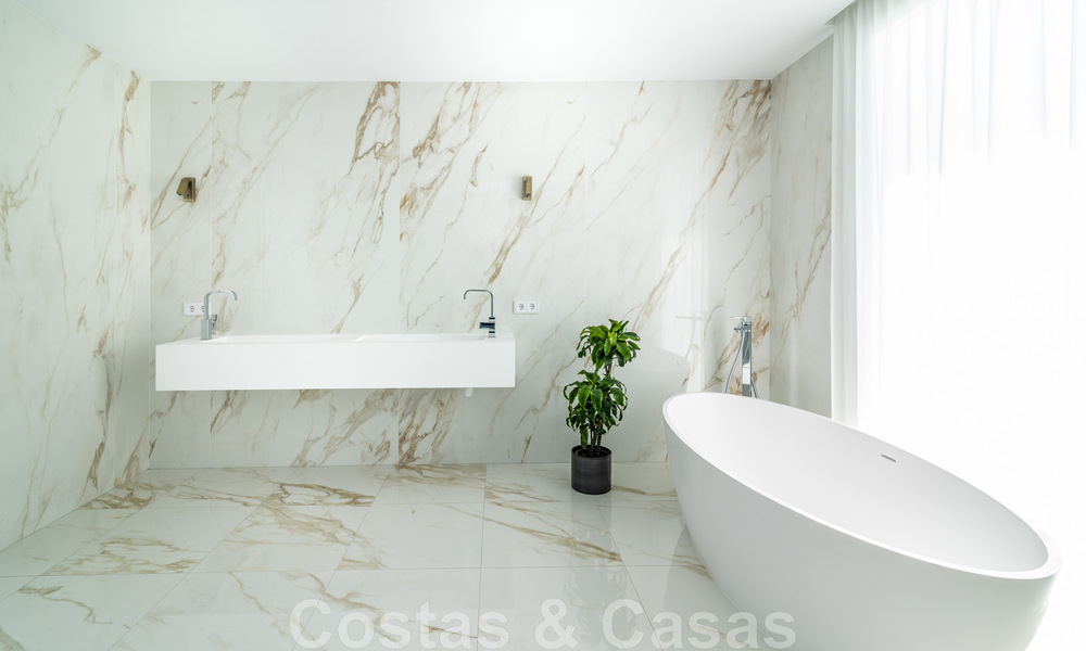 Villa de lujo única en venta en un estilo arquitectónico moderno y andaluz, con vistas al mar, a poca distancia de Puerto Banús, Marbella 45883