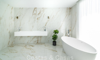 Villa de lujo única en venta en un estilo arquitectónico moderno y andaluz, con vistas al mar, a poca distancia de Puerto Banús, Marbella 45883 