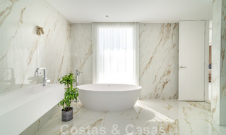 Villa de lujo única en venta en un estilo arquitectónico moderno y andaluz, con vistas al mar, a poca distancia de Puerto Banús, Marbella 45884 