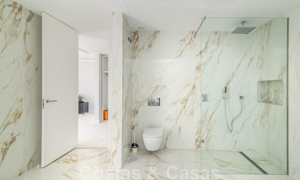 Villa de lujo única en venta en un estilo arquitectónico moderno y andaluz, con vistas al mar, a poca distancia de Puerto Banús, Marbella 45885