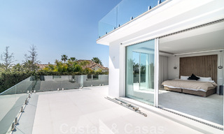 Villa de lujo única en venta en un estilo arquitectónico moderno y andaluz, con vistas al mar, a poca distancia de Puerto Banús, Marbella 45886 