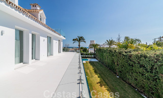 Villa de lujo única en venta en un estilo arquitectónico moderno y andaluz, con vistas al mar, a poca distancia de Puerto Banús, Marbella 45887 