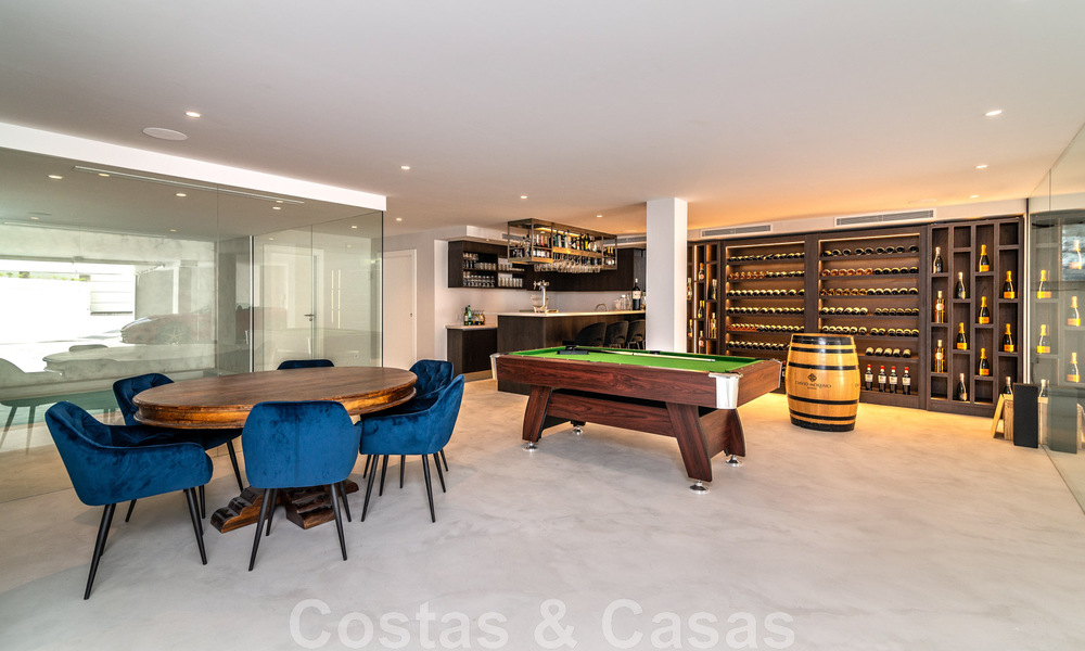 Villa de lujo única en venta en un estilo arquitectónico moderno y andaluz, con vistas al mar, a poca distancia de Puerto Banús, Marbella 45888