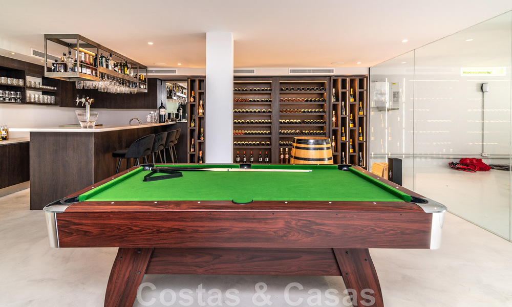 Villa de lujo única en venta en un estilo arquitectónico moderno y andaluz, con vistas al mar, a poca distancia de Puerto Banús, Marbella 45889