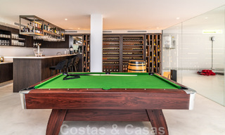 Villa de lujo única en venta en un estilo arquitectónico moderno y andaluz, con vistas al mar, a poca distancia de Puerto Banús, Marbella 45889 