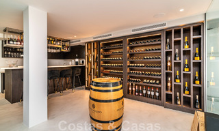 Villa de lujo única en venta en un estilo arquitectónico moderno y andaluz, con vistas al mar, a poca distancia de Puerto Banús, Marbella 45890 