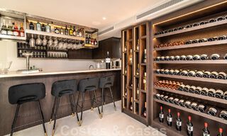 Villa de lujo única en venta en un estilo arquitectónico moderno y andaluz, con vistas al mar, a poca distancia de Puerto Banús, Marbella 45891 