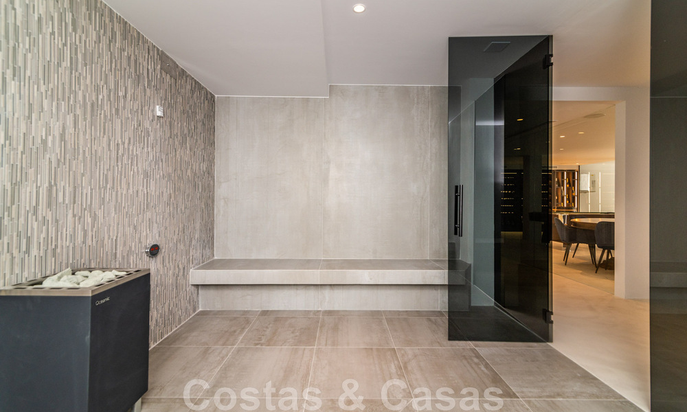 Villa de lujo única en venta en un estilo arquitectónico moderno y andaluz, con vistas al mar, a poca distancia de Puerto Banús, Marbella 45893