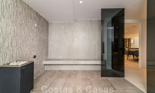 Villa de lujo única en venta en un estilo arquitectónico moderno y andaluz, con vistas al mar, a poca distancia de Puerto Banús, Marbella 45893 