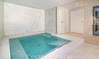 Villa de lujo única en venta en un estilo arquitectónico moderno y andaluz, con vistas al mar, a poca distancia de Puerto Banús, Marbella 45894 