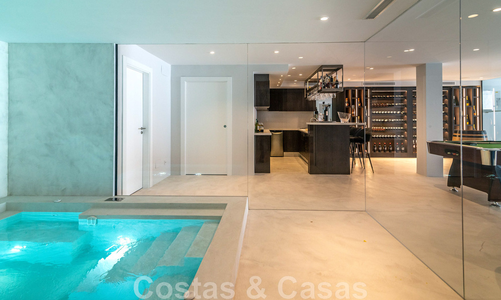 Villa de lujo única en venta en un estilo arquitectónico moderno y andaluz, con vistas al mar, a poca distancia de Puerto Banús, Marbella 45896