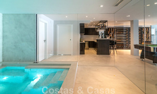 Villa de lujo única en venta en un estilo arquitectónico moderno y andaluz, con vistas al mar, a poca distancia de Puerto Banús, Marbella 45896 