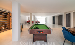 Villa de lujo única en venta en un estilo arquitectónico moderno y andaluz, con vistas al mar, a poca distancia de Puerto Banús, Marbella 45897 