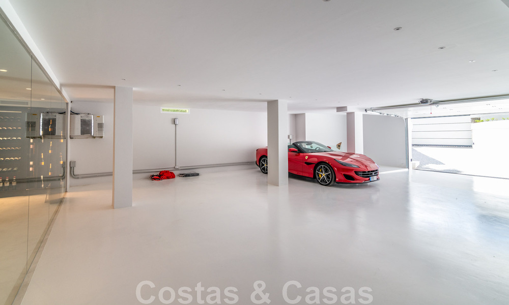 Villa de lujo única en venta en un estilo arquitectónico moderno y andaluz, con vistas al mar, a poca distancia de Puerto Banús, Marbella 45898