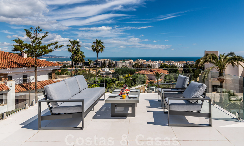 Villa de lujo única en venta en un estilo arquitectónico moderno y andaluz, con vistas al mar, a poca distancia de Puerto Banús, Marbella 45899