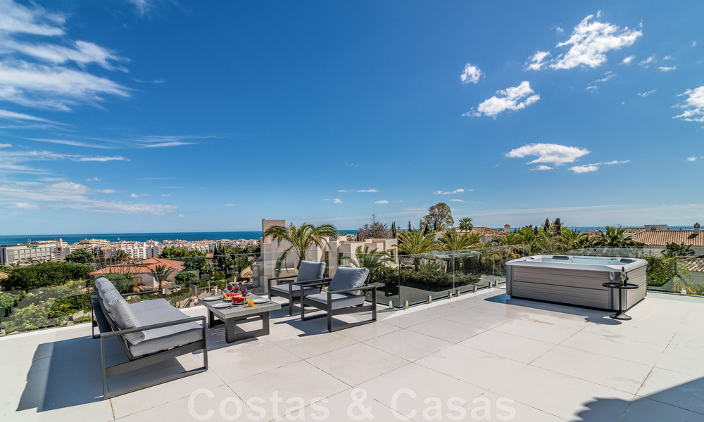 Villa de lujo única en venta en un estilo arquitectónico moderno y andaluz, con vistas al mar, a poca distancia de Puerto Banús, Marbella 45900