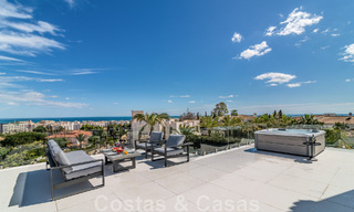 Villa de lujo única en venta en un estilo arquitectónico moderno y andaluz, con vistas al mar, a poca distancia de Puerto Banús, Marbella 45900 