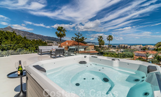 Villa de lujo única en venta en un estilo arquitectónico moderno y andaluz, con vistas al mar, a poca distancia de Puerto Banús, Marbella 45902 