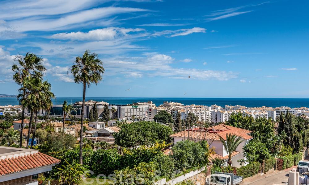 Villa de lujo única en venta en un estilo arquitectónico moderno y andaluz, con vistas al mar, a poca distancia de Puerto Banús, Marbella 45904