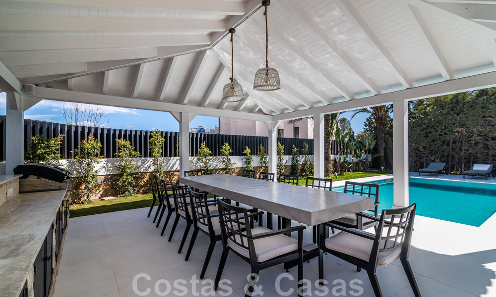 Villa de lujo única en venta en un estilo arquitectónico moderno y andaluz, con vistas al mar, a poca distancia de Puerto Banús, Marbella 45905